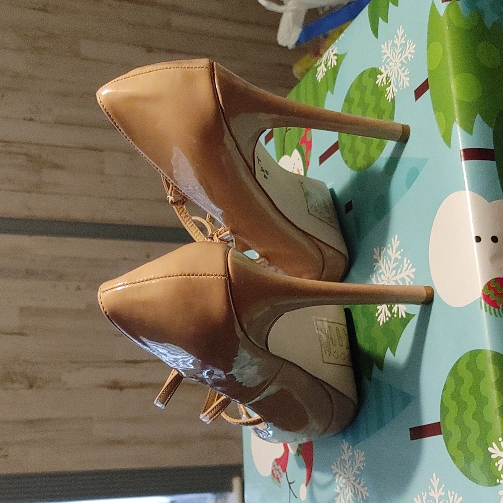 Heels - Picture 3 of 3